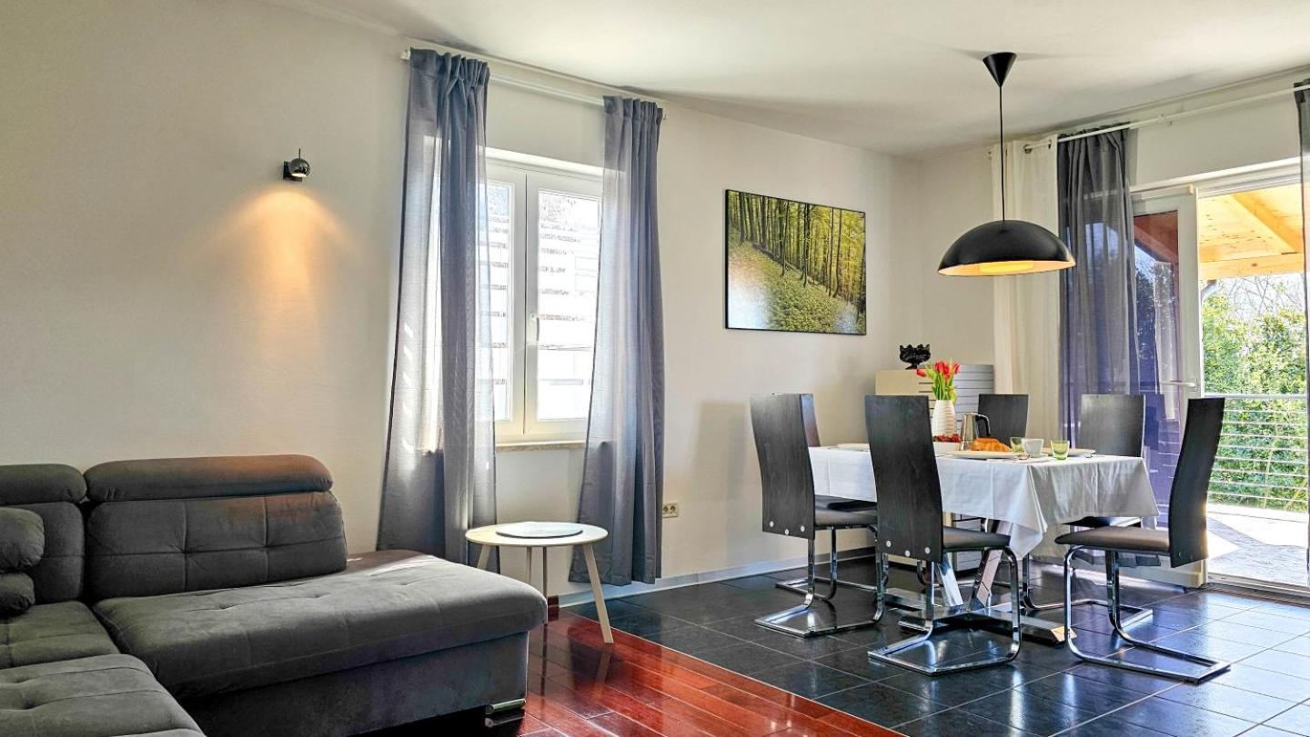 Villa Casa Lutoma Kmeti Esterno foto